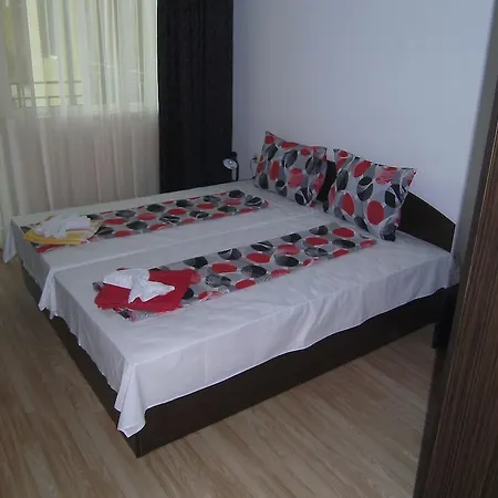 Nicol In Hermes Complex Apartment *